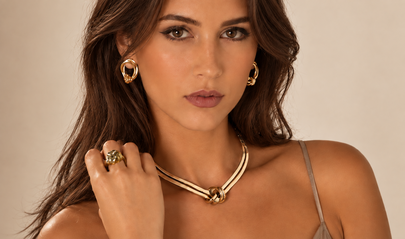 Collana Nodo Doppio e gioielli indossati da una modella castana