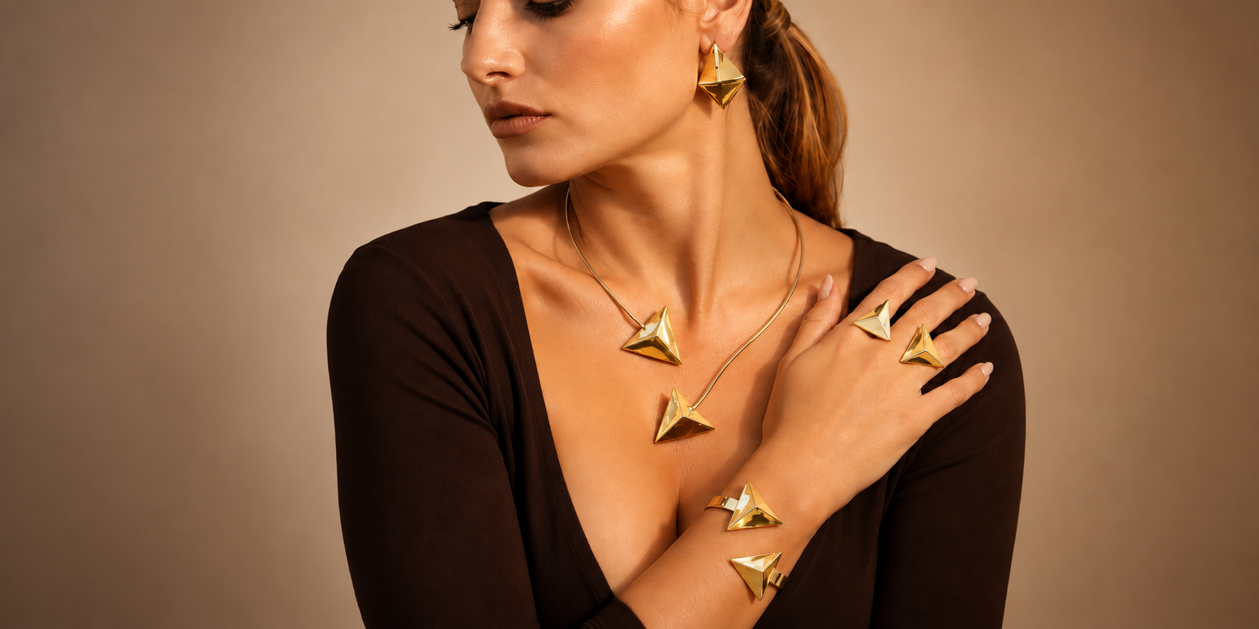 Gioielli della collezione Nodo Doppio indossati da una modella bionda